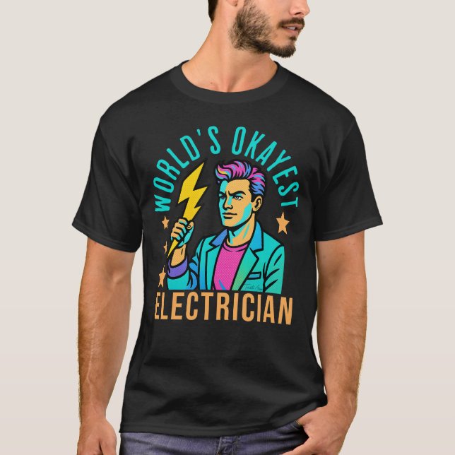 World's Okayest Electrician Funny Lightning Bolt T Shirt (Framsida)
