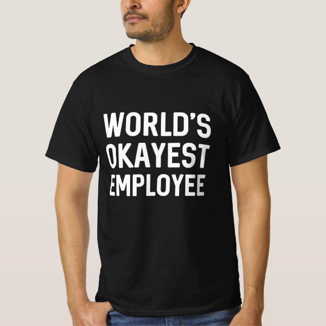 World's Okayest Employee T Shirt (Framsida)