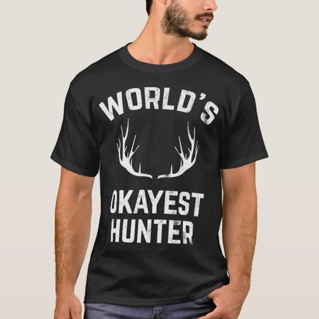 World's Okayest Hunter Funny Hunting T Shirt (Framsida)