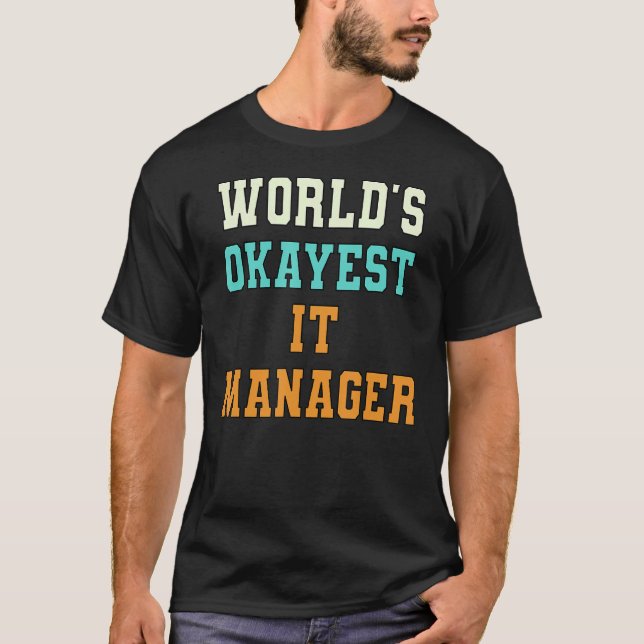 World's Okayest It Manager Funny Joke T Shirt (Framsida)