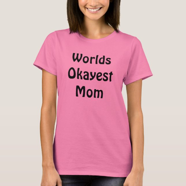 Worlds Okayest Mamma T-shirt (Framsida)