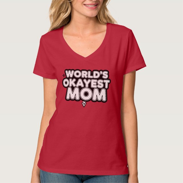 World's Okayest Mom Funny Sarcastic T-Shirt (Framsida)