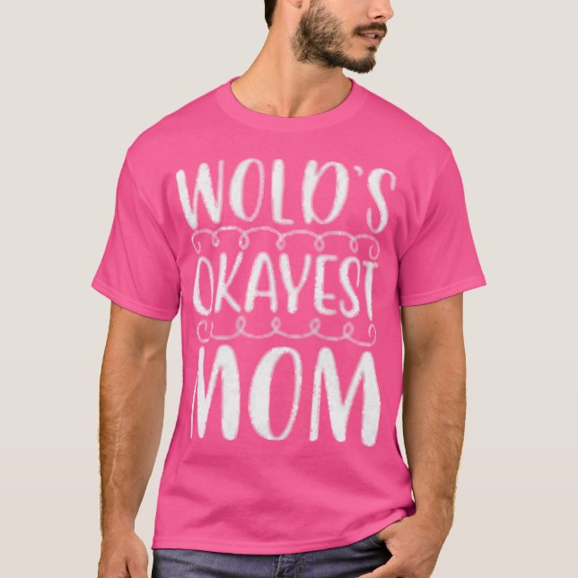Worlds okayest mom gift t shirt (Framsida)