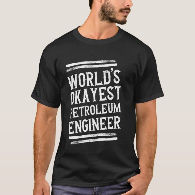 World's Okayest Petroleum Ingenjör Graphic Enginee T Shirt (Framsida)