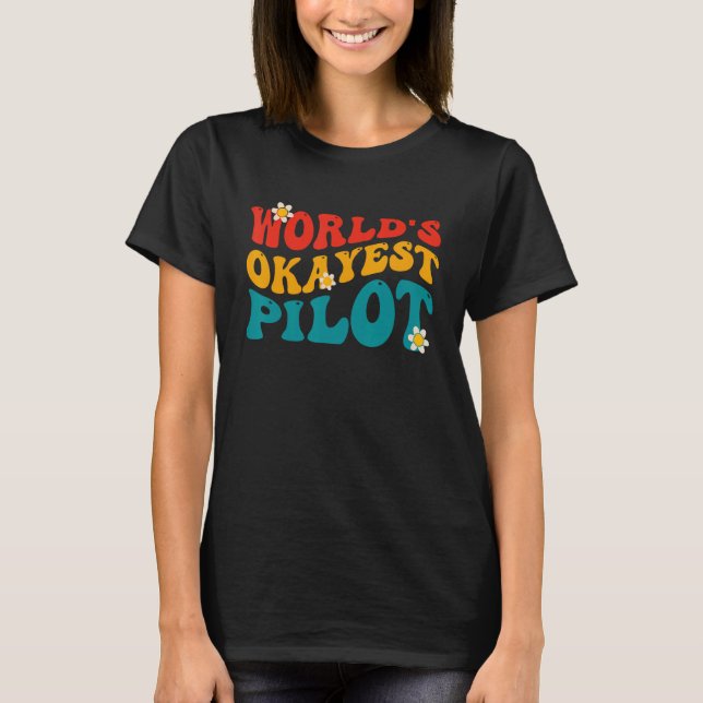 World's Okayest Pilot Funny Pilot T Shirt (Framsida)