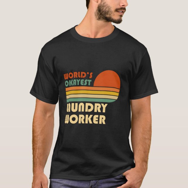 World's Okayest Tvätt Worker T Shirt (Framsida)