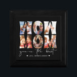 Wow Mamma Quote Modern Black 6 Photo Collage Minnesask<br><div class="desc">I den här Mors dag-inspirerade anpassningsbarna finns sex foton som dekorerar ord-konsten, "WOW MAMMA" och nedanför den handskrivna, moderna, vita skripttypografi där det står "du är bäst" med personlig namn för att signera med hjärtan mot svart bakgrund. Visa din mor att du kärlek henne och skapa en minnesvärd gåva hon...</div>