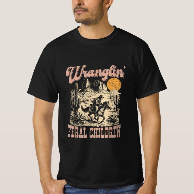 Wranglin My Feral Grandchildren Cowboy Racccoon  T Shirt (Framsida)