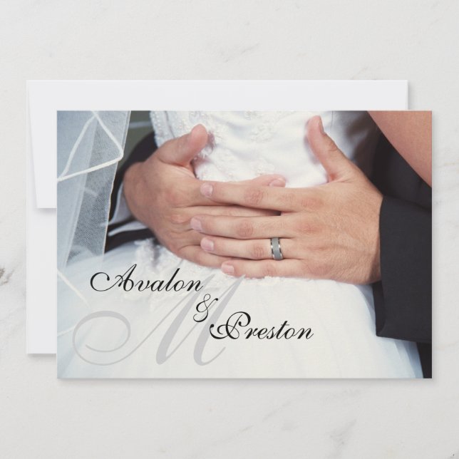 "Wrapped in Kärlek" Monogram bröllopsinbjudan Inbjudningar (Framsida)