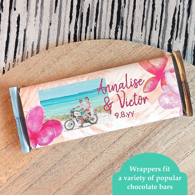 Wrapper för Personligt bröllp Candy Pub i Tropical Flygblad (pink tropical wedding candy wrappers personalized chocolate bar labels, pink coral plumeria flowers)