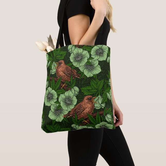 Wren och hellebore på mörk grönt tygkasse (Närbild)