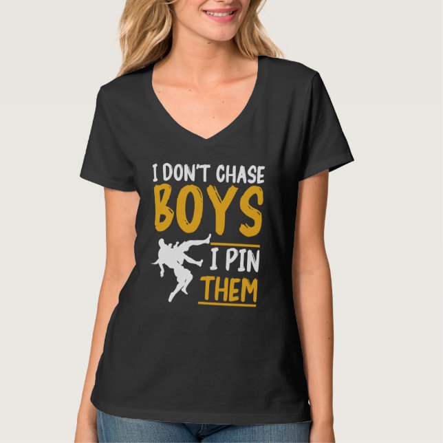 Wrestler Wrestling I Don't Chase Boys Wrestle T Shirt (Framsida)