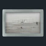 Wright Brothers Flyer First Flygplan Flight Aviati<br><div class="desc">Wright Flyer var en uppfinning från 1903 av Brothers Orville Wright och Wilbur Wright. Den första motoriserade flygplanet i flygplan inträffade den 17 december 1903 nära Kattunge Hawk,  North Carolina. Detta arbete är offentligt i Stater eftersom det offentliggjordes (eller registrerades hos USA:s upphovsrättskontor) före den 1 januari 1928.</div>