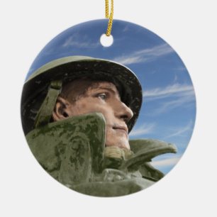 WW1 Soldat i Helmet och Trench Jacka Julgransprydnad Keramik