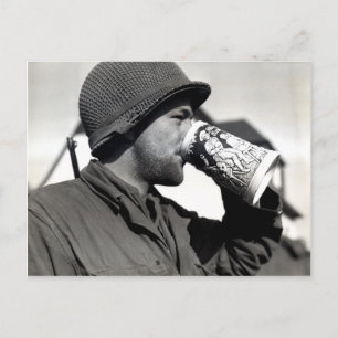 WWII American Soldier Drinking Beer Vykort