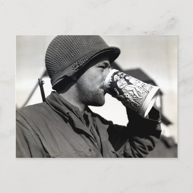 WWII American Soldier Drinking Beer Vykort (Framsida)
