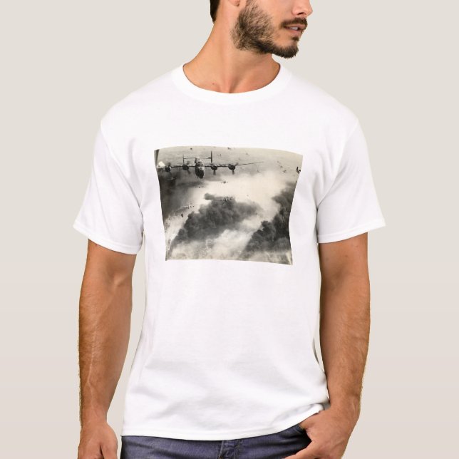 WWII B-24s över Ploesti oilfields T Shirt (Framsida)