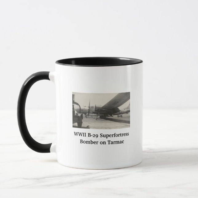 WWII B-29 Bomber på Tarmac Fotokaffe Mugg (Vänster)