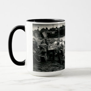 WWII-flottor offload tillförsel på Iwo Jima Mugg