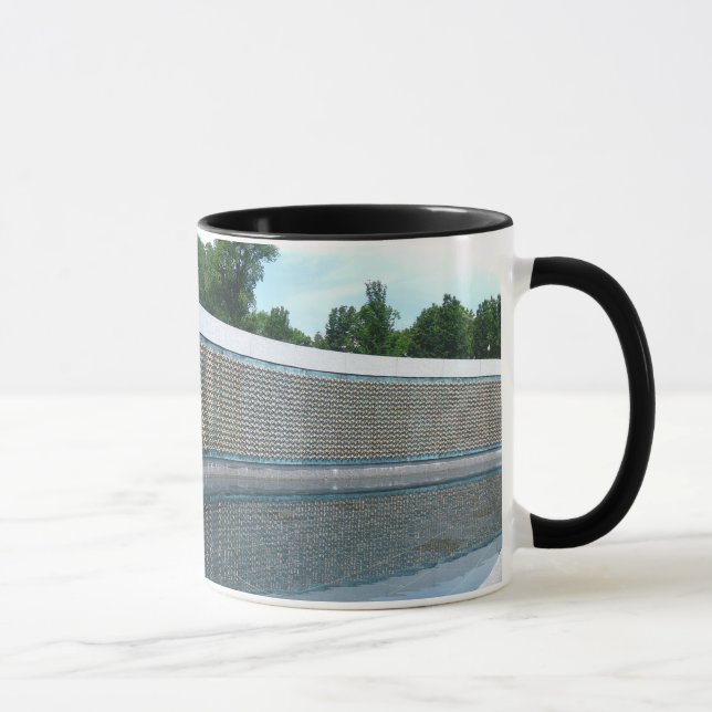 WWII-minnesmärkets frihetsvägg i Washington DC Mugg (Höger)