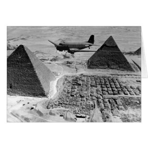 WWII Transport Flygplan som flyger över Pyramids Hälsningskort