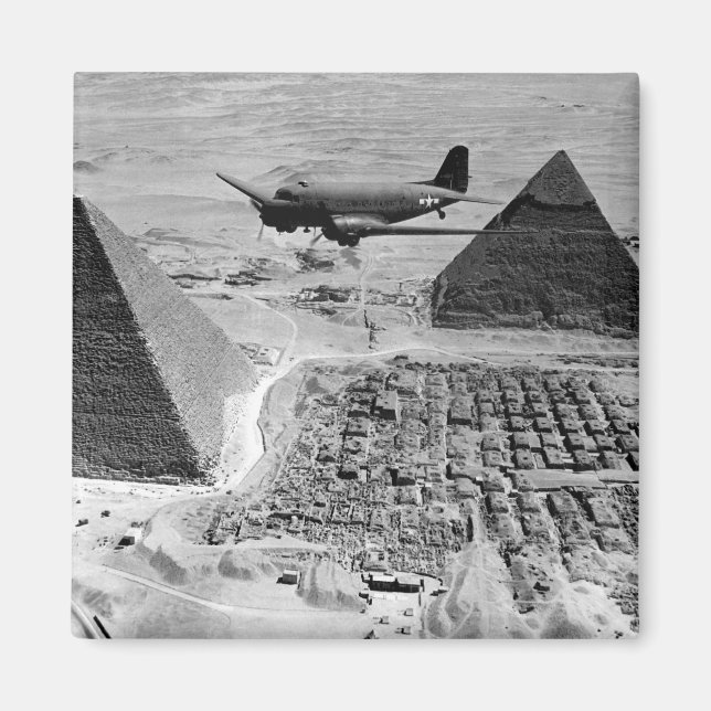 WWII Transport Flygplan som flyger över Pyramids Magnet (Framsidan)