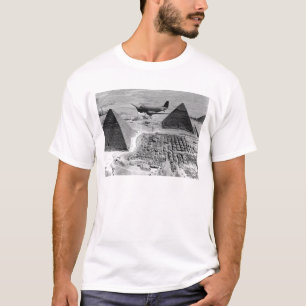 WWII Transport Flygplan som flyger över Pyramids Tee