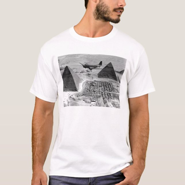 WWII Transport Flygplan som flyger över Pyramids Tee (Framsida)