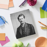 Wyatt Earp: Lawman, Gunfighter, Saloon Keeper iPad Skydd<br><div class="desc">Wyatt Earp: Legacy of Lawman, Gunfighter, Saloon Keeper - Wyatt Earp, en namn synonymt med Vilda western, var ett komplicerat figur vars livshistoria är lika spännande som kontroversiell. Född i Illinois 1848, Earp's tidigt-år präglades av en rad arbeten, däribland arbete som gruppledare och spelare. Men det var hans karriär som...</div>