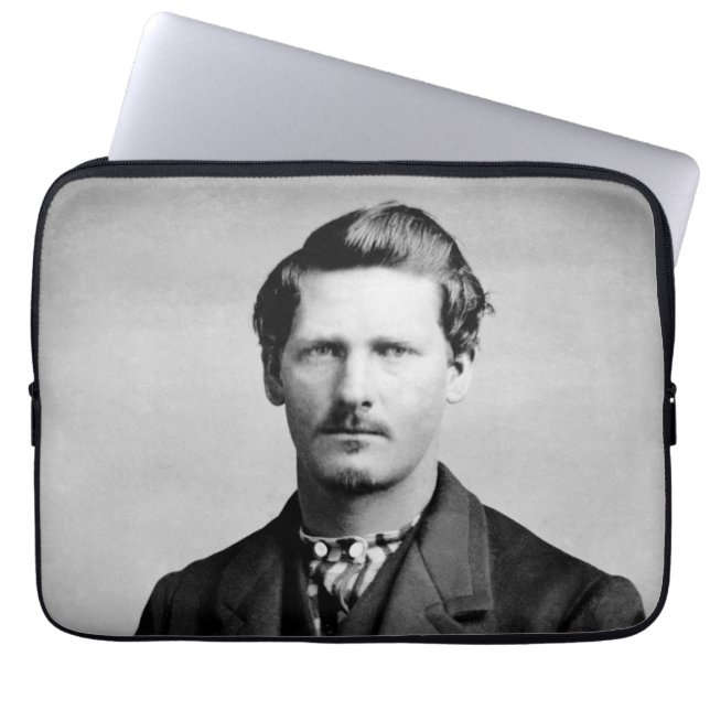 Wyatt Earp: Lawman, Gunfighter, Saloon Keeper Laptop Fodral (Framsidan)