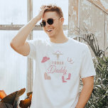 WYNONA  Rosa Cowgirl Rodeo Pappa T Shirt<br><div class="desc">Den här skjortan har söt  rosa cowgirl-grafik och ord 'rodeo-pappa' i en söt rodeo-teckensnittskombination. Den här skjortan från pappa är perfekten till din favoritpresent till far eller fungerar som en underbar gravid-annons. Det fungerar också sömlöst med den första rodeo-temat Wynona Collection.</div>