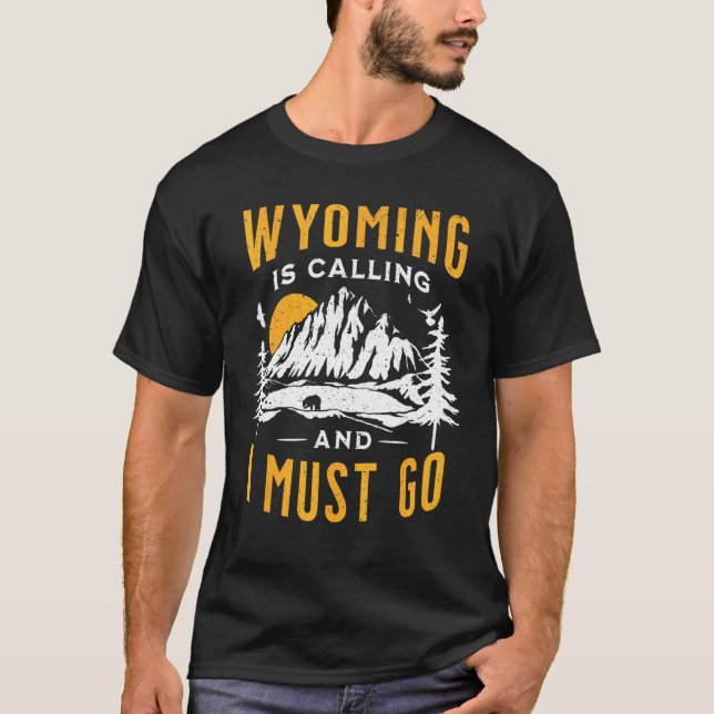Wyoming ringer och jag måste gå i facation 2022 t shirt (Framsida)