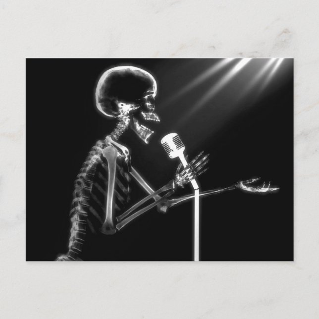 X-RAY SKELETON SINGING PÅ RETRO MIC - B&W VYKORT (Framsida)