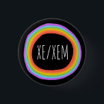 XE/XEM-pronouns färglös regnbågscirkel svart Knapp<br><div class="desc">Anpassa med den här coolan. Gör en underbar gåva! Du kan anpassa den och även lägga till text. Kolla min butik för mycket mer färg och mönster! Säg till om du vill ha nåt anpassningsbar också.</div>