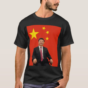 Xi Jinping framför kinesisk flagga familj familj T Shirt