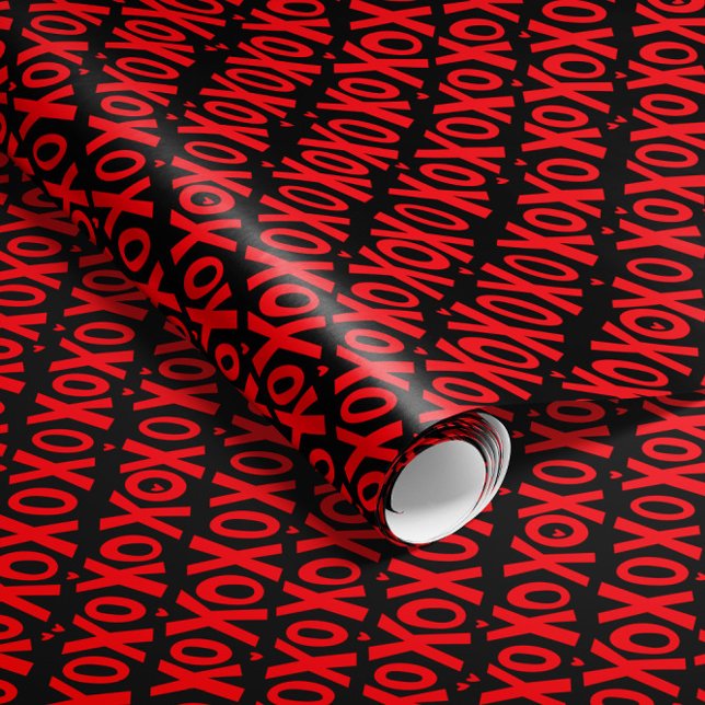 XOXO Alla hjärtans dag Papper Presentpapper (Valentine's Day wrapping paper roll with red XOXOs on black and tiny heart details)