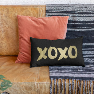 XOXO Black & Faux Guld Brushstroke Typografi Lumbarkudde