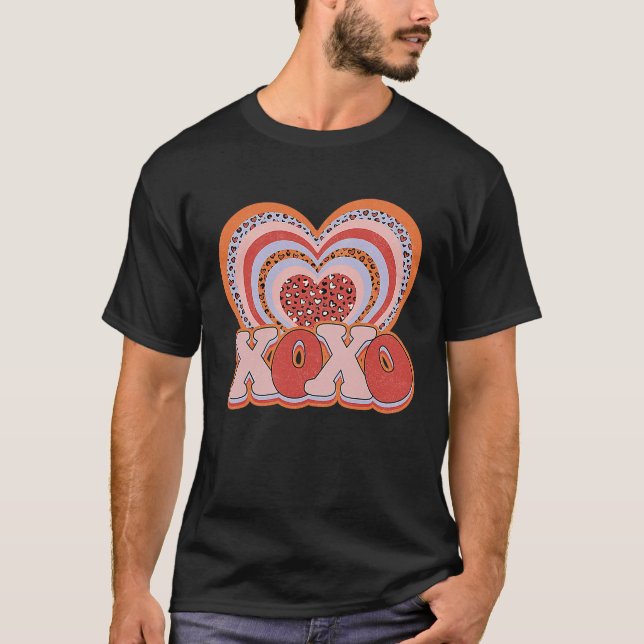 XOXO Heart Hugs och Kisses Valentines day Groovy L T Shirt (Framsida)