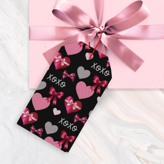 XOXO Hearts and Bows Valentine's Day Presentetikett (A gift tag for Valentine's Day, with romantic pattern of hearts, bows and 'XOXO' text)