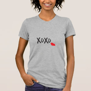XoXo-Hugs-Kisses-with-Red-Läppar Grått T Shirt