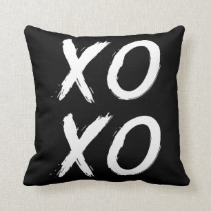 XOXO Kyss och kram Svart Vit Borstskrift Kudde