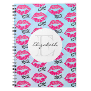 XOXO Mönster med Snyggt Rosa Kissy Läppar Monogram Anteckningsbok