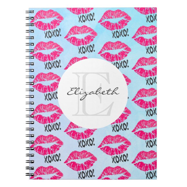 XOXO Mönster med Snyggt Rosa Kissy Läppar Monogram Anteckningsbok (Framsidan)