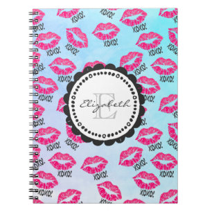 XOXO Mönster med Snyggt Rosa Kissy Läppar Monogram Anteckningsbok Med Spiral