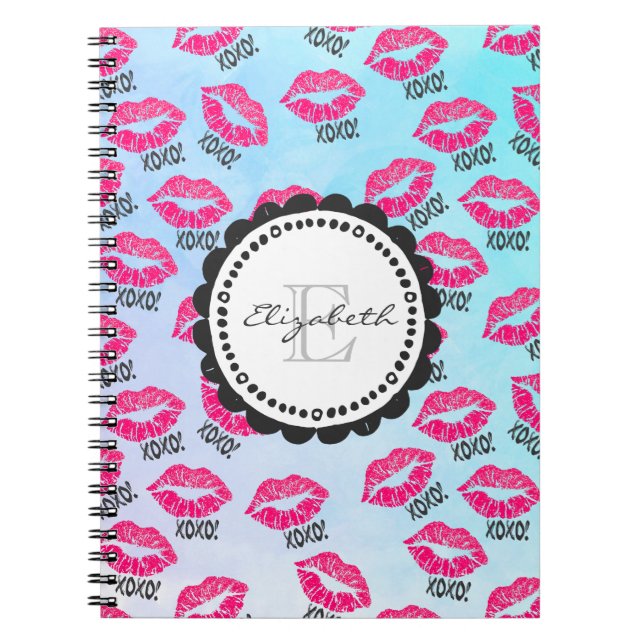 XOXO Mönster med Snyggt Rosa Kissy Läppar Monogram Anteckningsbok Med Spiral (Framsidan)