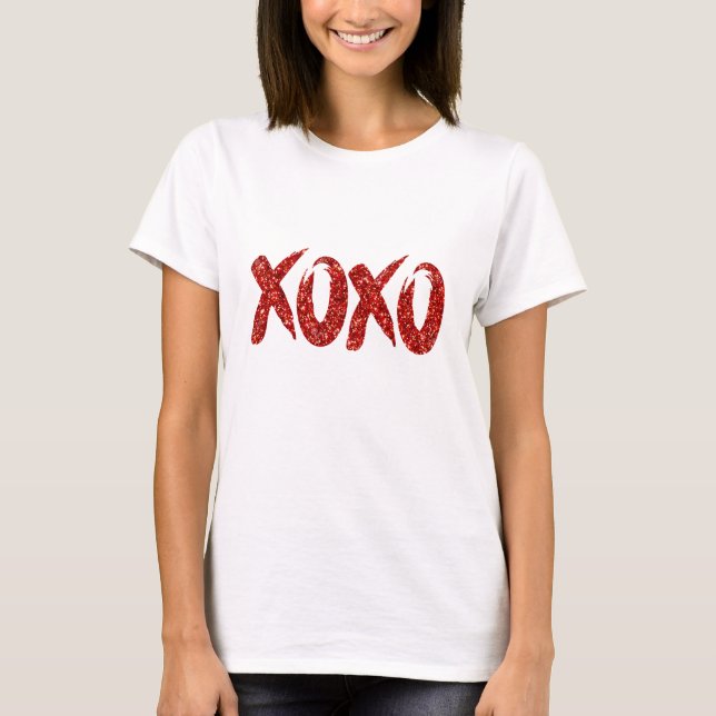 XOXO Red Glitter | Glam Brushstroke Hug och Kisses T Shirt (Framsida)