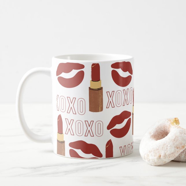 XOXO, Red Lipstick och Kisses in White Background Kaffemugg (Med munk)