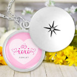 XOXO Rosa Hearts Kärlek Namn Personlig Berlockhalsband<br><div class="desc">Lägg till namn och skapa enkelt personligens halsband. Du kan ÖVERFÖRA DESIGN på andra Zazzle-produkter och justera den så att den passar de flesta Zazzle-objekt. StandardStudio-design är högupplösta för utskrift av professioneller. Tack för att du valde våra designar och stannade av med Standard Studio-designen.</div>
