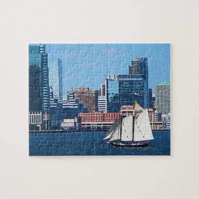 Yacht Against Manhattan Skyline Pussel (Horisontell)
