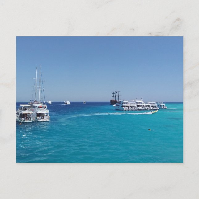 Yacht parkerar med turister nära Vitön Vykort (Framsida)